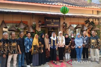Astrid Widayani dampingi Wamendag kunjungi UMKM unggulan di Kampung Batik Kauman