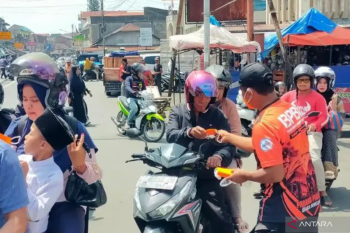 Udara Kurang Sehat, BPBD Padang Panjang Turun ke Jalan Bagikan Masker