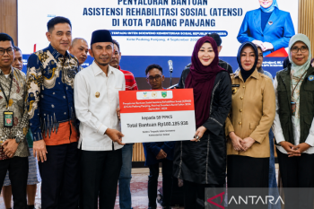 59 Warga Padang Panjang terima bantuan ATENSI, dari kursi roda hingga modal usaha
