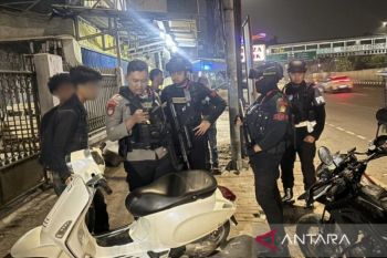 Brimob Polda Metro Jaya hentikan pengendara lawan arah di Jatinegara