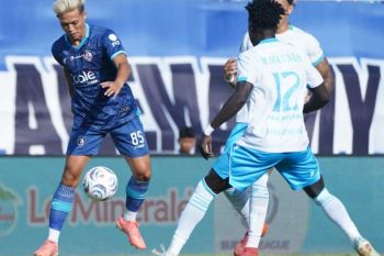 Arema FC gulung Isenmulang empat gol tanpa balas di Kanjuruhan