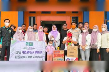 Perempuan Bangsa Kalteng bagikan 1.000 masker dan air mineral untuk warga Puruk Cahu