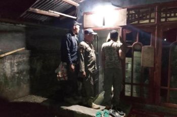 Satpol PP Lombok Tengah menertibkan konsumsi minuman beralkohol