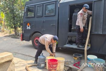 Brimob Polda Jambi salurkan air bersih ke pesantren dan warga