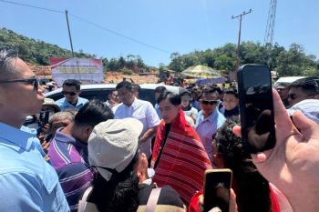 Wapres Gibran berdialog dengan warga dalam perjalanan menuju Sabodam Tukka