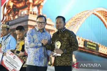 Pemprov Kaltim raih dua penghargaan terbaik layanan pendidikan dan kesehatan