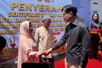Wapres Gibran saksikan penyerahan sertifikat hak milik warga huntap Sibolga