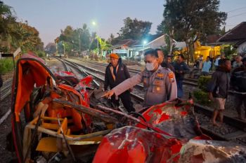 KA Wijaya Kusuma alami keterlambatan akibat tertemper mobil di Jember