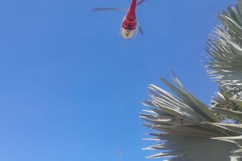 Pengeboman air untuk padamkan kebakaran Gunung Butak dihentikan akibat angin