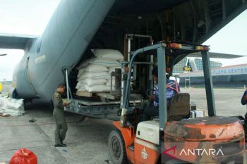 TNI AU kerahkan Hercules antar 12,5 ton beras untuk warga Yahukimo
