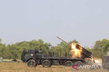 Marinir TNI AL tampilkan peluncur roket MLRS Vampire pada ajang SGS