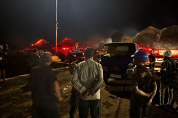 Kapal pengangkut batubara terbakar di perairan Lombok Timur