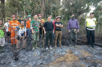 Relawan gabungan padamkan kebakaran lereng Gunung Sindoro