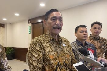 Luhut sebut uji coba transfer tunai penyaluran bansos dimulai kuartal I-II 2027