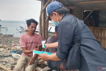 LKBN ANTARA bagikan masker ke warga terdampak abu Krakatau