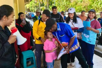 Disdik Papua salurkan bantuan seragam bagi siswa terdampak kebakaran