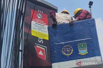 Bapenda Kabupaten Bekasi tempel 61 stiker pada media luar ruang peringatkan wajib pajak