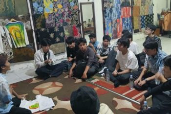 Mahasiswa Jepang dan Malaysia belajar membatik di Probolinggo