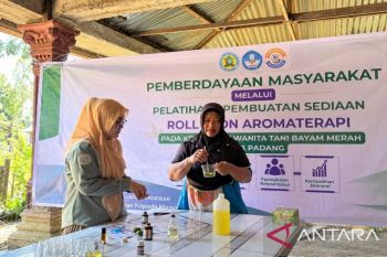 Riset untuk masyarakat, Tim PkM Unbrah latih KWT Bayam Merah Aia Pacah produksi roll on aromaterapi