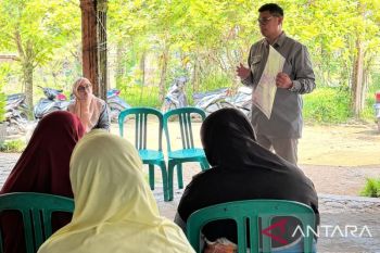 Tim PkM Universitas Baiturrahmah edukasi KWT Bayam Merah tentang inovasi produk berbasis minyak jeruk kasturi