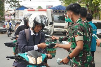 Kolaborasi Kodim dan Polres bagikan ribuan masker untuk masyarakat