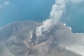 Akademisi sebut aktivitas gunung api yang bersamaan tidak saling berkaitan
