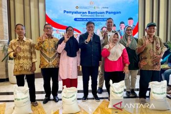 Bulog bersama Komisi IV DPR menyerahkan bantuan beras ke PBP