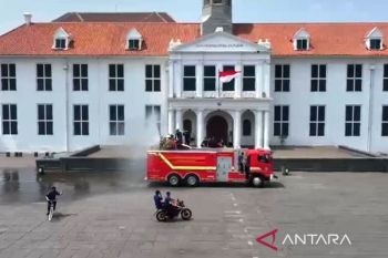 Petugas gabungan lakukan penyemprotan "water mist" di Kota Tua