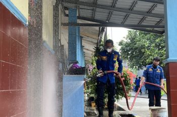 Damkarmat Lampung Selatan siram abu vulkanik di sejumlah fasilitas terdampak