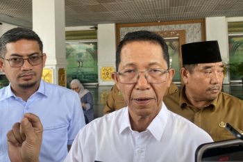 PLN Batam rapikan kabel kusut yang terbentang di perumahan