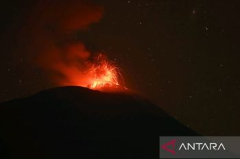 Dua letusan mengguncang Ile Lewotolok, kolom abu capai 600 meter