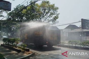 Abu Krakatau tebal, Polres Cianjur terjunkan Water Canon untuk cuci jalan