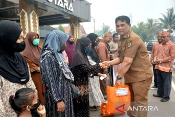 Shalahuddin serahkan bantuan sembako bagi warga terdampak kabut asap