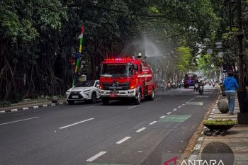 Pemkot Bandung menyemprot jalan protokol antisipasi sebaran abu vulkanik