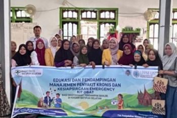 Tim PKM Kesehatan FIK UNP edukasi warga Guguak Malalo mitigasi bencana lewat manajemen penyakit kronis dan emergency kit obat