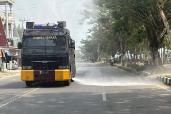 Cuaca ekstrem, Polda Kaltara turunkan Rantis AWC siram jalan berdebu