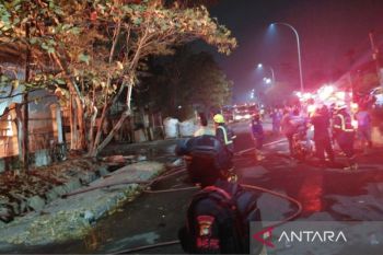 Brimob Polda Metro Jaya amankan lokasi kebakaran pabrik di Lippo Cikarang