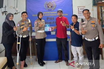 Satlantas Polresta Bukittinggi bagikan masker untuk wartawan