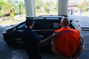 Imigrasi Cirebon mendeportasi warga Australia karena "overstay"