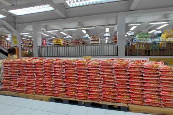 Bulog Jabar memperkuat stok beras premium 5 kg mengatasi kelangkaan di ritel