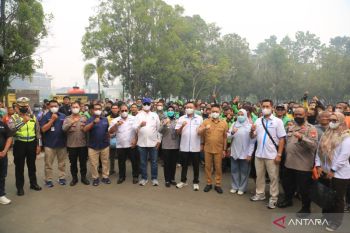 Insan maritim di Kalbar bagikan masker dan salurkan bantuan sembako