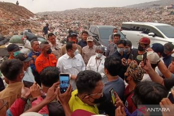 Wamen LH targetkan pemadaman TPA Galuga Bogor tuntas paling lama 2 hari