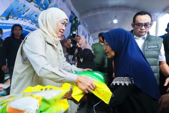 Khofifah ringankan beban warga Pasuruan lewat pasar murah saat kemarau