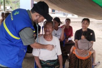 Nakes tembus tebing hingga laut, upayakan layani warga terdampak gempa NTT