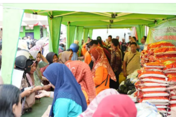 Pemkab Muara Enim gelar Operasi Pasar kendalikan inflasi
