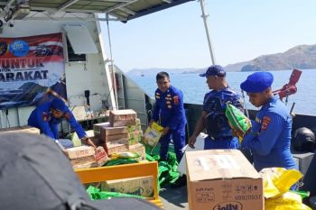 Polri membagikan bantuan gempa untuk warga pesisir pantai yang terisolasi