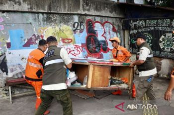 Petugas tertibkan bangunan liar pedagang-posko ojol di Kampung Bali