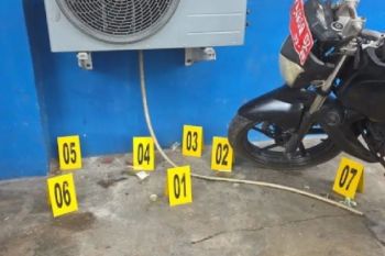 Labfor Polda Papua periksa isi botol yang dilempar ke kantor Komnas HAM