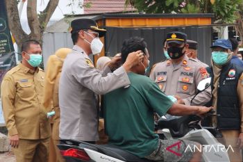 Polres Lamsel bagikan masker kepada warga terdampak abu Krakatau