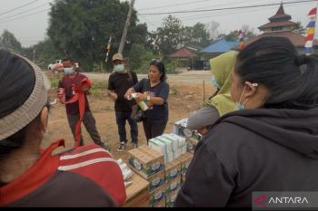 Pewarta Foto Antara Edukasi Warga Gunakan Peralatan Penanganan Karhutla